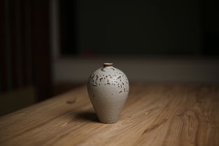 家居插花藝術(shù)與手工粗陶花插的美學融合